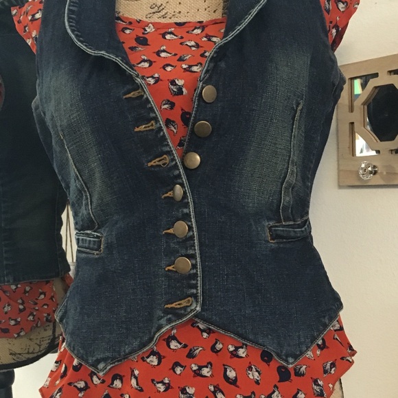 Sleeveless blouse. - Picture 3 of 7